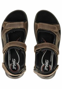Sandali in pelle marrone con cinturini regolabili in velcro, solette sagomate e suola nera texturizzata con accenti rossi.