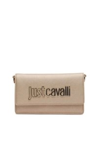 Borsa a spalla in pelle sintetica beige con patta pieghevole, logo in rilievo "Just Cavalli" in lettere metalliche e superficie testurizzata.