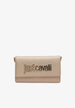Borsa a spalla in pelle sintetica beige con patta pieghevole, logo in rilievo "Just Cavalli" in lettere metalliche e superficie testurizzata.