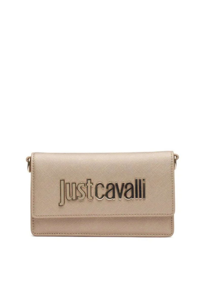 Borsa a spalla in pelle sintetica beige con patta pieghevole, logo in rilievo "Just Cavalli" in lettere metalliche e superficie testurizzata.