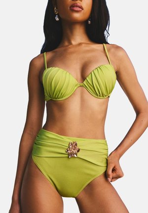 Žalias bikini komplektas, kuriame yra raukšlėtas braletė ir kelnaitės su aukštu juosmeniu, papuoštos gėlėmis metaliniu akcentu. Minkšta, tampri medžiaga.
