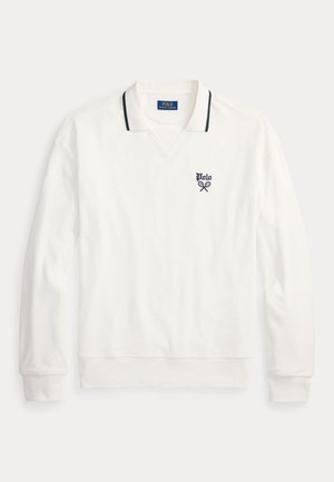 Hvid poloshirt med lange ærmer med sort kant på kraven og lille "Polo" logo med krydsede tennisketsjere på venstre bryst.
