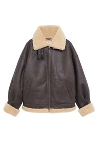 Veste en peau retournée marron avec col, poignets et ourlet en fausse fourrure beige, fermeture éclair à l'avant et deux poches latérales.