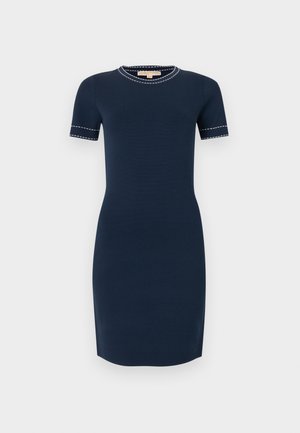 Tmavě modré pouzdrové šaty délky po kolena s krátkými rukávy a bílým prošíváním na výstřihu a okrajích rukávů.