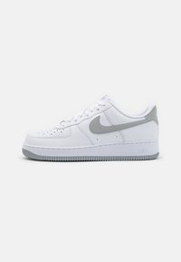 Nike Sportswear AIR FORCE 1 07 Sneaker Low White light Smoke Grey nike-sportswear-air-force-1-07-sneaker-low-white-light-smoke-grey