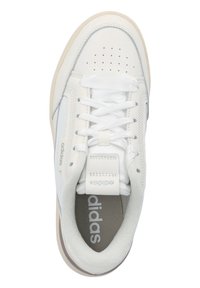 Vit sportskor med en slät läderöverdel, perforeringar för ventilation, ljusgrå detaljer, platta snören och en vadderad krage.