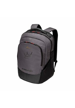 Mochila gris y negra con correas acolchadas para los hombros, bolsillo frontal con tiradores de cremallera rojos y logo "HEAD" en el panel inferior frontal.
