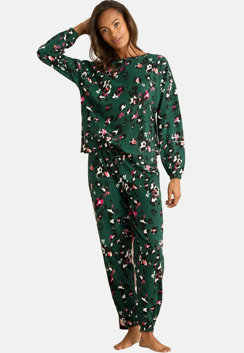 Groen pyjama set met bloemenpatroon, bestaande uit een lange mouwen top en taps toelopende broek, gemaakt van zachte stof met een elastische tailleband en manchetten.