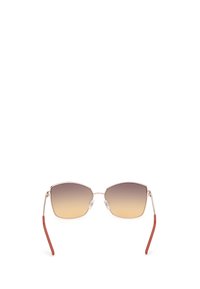 Zonnebril met een geometrisch frame in metallic roségoud, gradient glazen die overgaan van bruin naar amber, en tempels met rode accenten.