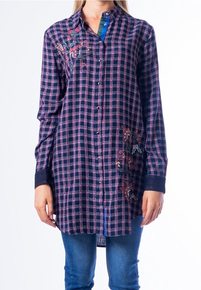 Camicia a quadri blu navy e rosa con maniche lunghe, ricamo floreale sul petto e sulla tasca, e chiusura frontale con bottoni.