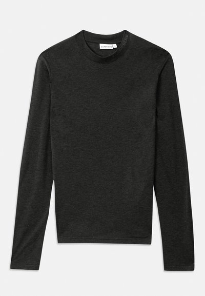 Tumehall pika varrukaga ümar kaelusega särk slim fit stiilis J. Lindebergi sildiga kaeluse ääres, asetatud tasasele valgele taustale.