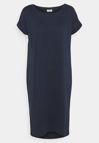 Robe décontractée bleu marine à manches courtes, longueur genou, avec manches retroussées et col rond, présentée sur fond uni.