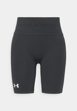Calções de treino ajustados pretos feitos de um tecido suave. Apresenta uma cintura elástica com a marca "Under Armour" e um logótipo branco na perna esquerda.