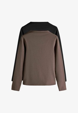 To langærmede trøjer med rund hals, den ene brun lagdelt foran den anden sorte, vist fladt med ryggen opad.