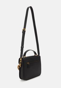 Černá kožená kabelka s obdélníkovým tvarem, zlatými kovovými doplňky, horním madlem a nastavitelným popruhem; má přední kapsu na zip.