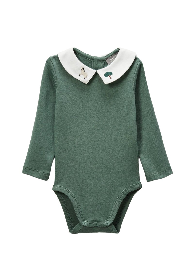 Body vert à manches longues avec col blanc arrondi orné de broderies d'arbres et de chevaux ; fermeture par boutons dans le dos.