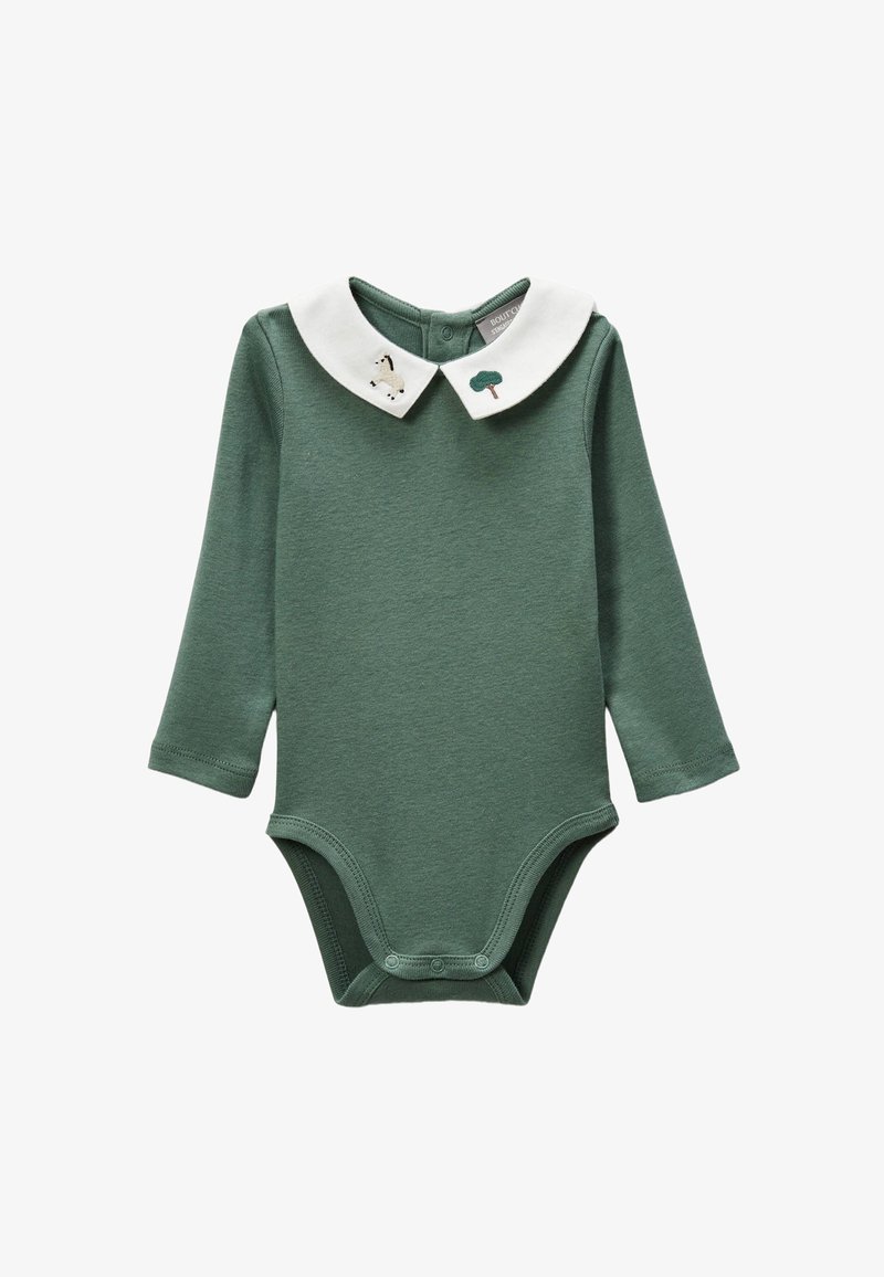 Body vert à manches longues avec col blanc arrondi orné de broderies d'arbres et de chevaux ; fermeture par boutons dans le dos.