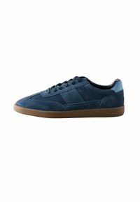 Navy plave suede tenisice s teksturiranim gornjim dijelom, gumenom potplatom boje gume, i toniranim vezanjem uz dizajn s svijetloplavim akcentom na peti.