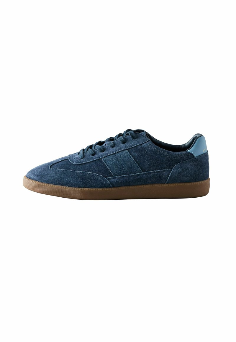 Navy plave suede tenisice s teksturiranim gornjim dijelom, gumenom potplatom boje gume, i toniranim vezanjem uz dizajn s svijetloplavim akcentom na peti.