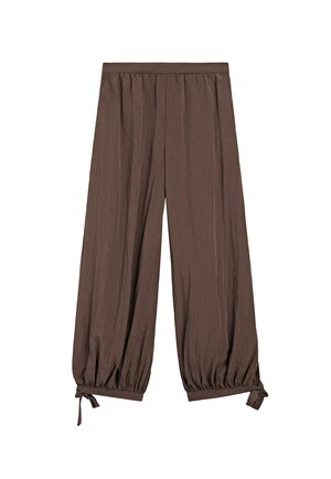 Brune bukser med vide ben, elastiske manchetter og små bundne sløjfer ved anklerne, med en rynket talje og tekstureret stof.