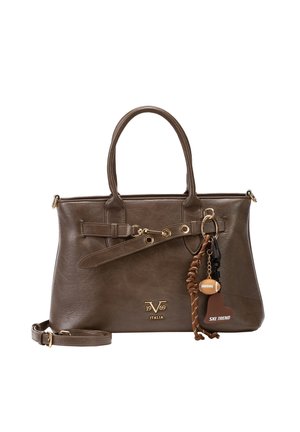 Braune Lederhandtasche mit doppelten Henkeln, goldenem Logo "19V69 Italia" und angebrachtem Schlüsselanhänger mit geflochtenem Riemen, Fußball und "SKL TREND"-Etikett.