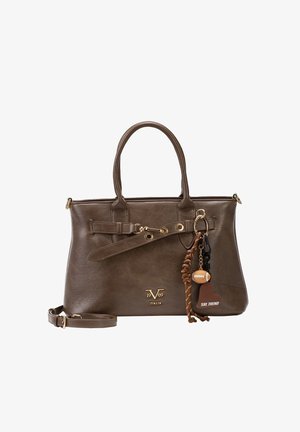 Bruine leren handtas met dubbele handvatten, gouden logo "19V69 Italia" en een bijgevoegd sleutelhanger met gevlochten riem, voetbal en "SKL TREND" label.