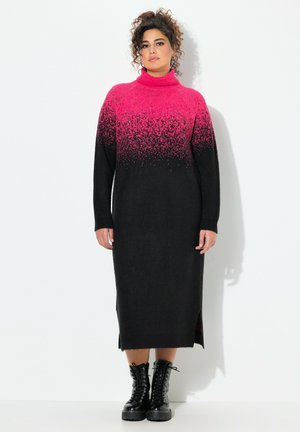 Langes Kleid in einem Farbverlauf von Schwarz zu Pink, mit hohem Rollkragen und langen Ärmeln. Hergestellt aus weichem Strickmaterial, verfügt es über seitliche Schlitze.
