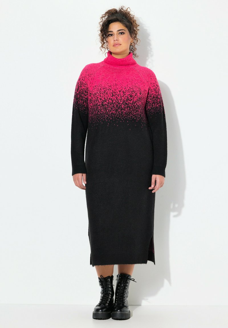 Abito lungo in gradiente nero e rosa, con collare alto e maniche lunghe. Realizzato in morbido materiale a maglia, presenta fessure laterali.