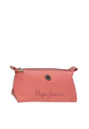 Bolsa rosa de Pepe Jeans con cremallera en la parte superior, forma rectangular y pequeño logo redondo de metal en el centro frontal.