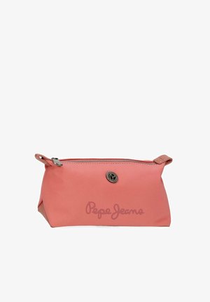 Bolsa rosa de Pepe Jeans con cremallera en la parte superior, forma rectangular y pequeño logo redondo de metal en el centro frontal.