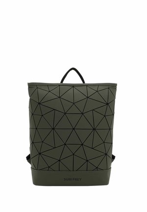 Zaino verde con motivo geometrico e dettagli neri. Realizzato in materiale testurizzato, presenta una maniglia superiore e spallacci regolabili. Logo sul fondo.
