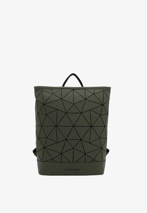 Zielony plecak w geometryczny wzór z czarnymi akcentami. Wykonany z teksturowanego materiału, ma górny uchwyt i regulowane paski. Logo na dole.