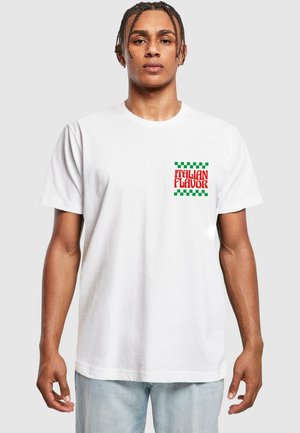 T-shirt en coton blanc avec un graphique "ITALIAN FLAVOR" rouge et vert entouré d'une bordure à carreaux, à manches courtes et au col rond.