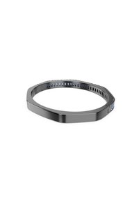 Pulsera de metal negro con un diseño octagonal, que presenta acentos azules incrustados a lo largo de un borde y una superficie lisa y pulida.