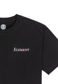 Camiseta de algodón negra con un logotipo "ELEMENT" multicolor en el lado izquierdo del pecho. Manga corta y cuello redondo.