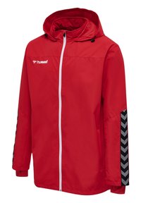 Rode waterdichte jas met capuchon, ritssluiting aan de voorkant, zwarte chevronpatronen op de mouwen en elastische manchetten voor een snug fit. Lichtgewicht materiaal.
