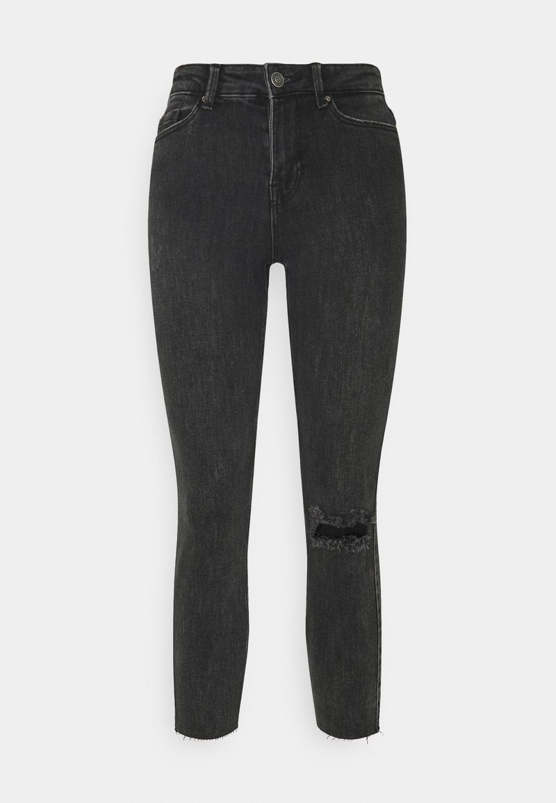 Jeans skinny negros de denim. Con una cintura de altura media y una rodilla desgastada con bordes deshilachados. Textura suave y diseño ajustado.