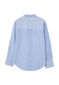 Camicia azzurra a maniche lunghe con strisce bianche verticali. Presenta un orlo curvo, polsini con bottone e un design con yoke con strisce orizzontali sopra.