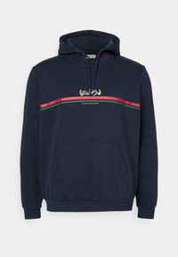 Sudadera azul marino de mezcla de algodón, cuenta con un bolsillo frontal, capucha con cordón y una franja horizontal multicolor con texto en el pecho.