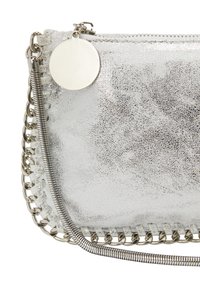 Sølvmetallisk clutch-taske med tekstureret overflade, prydet med kædelinkdetalje og et rundt tag vedhæftet. Lynlåslukning i toppen.