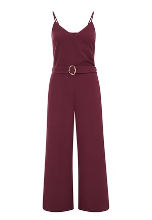 Mouwloze bordeauxrode jumpsuit met wijde pijpen, spaghettibandjes, een overslagmodel aan de voorkant en een bijpassende riem met een gouden gesp in de taille.