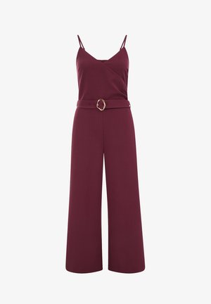 Mouwloze bordeauxrode jumpsuit met wijde pijpen, spaghettibandjes, een overslagmodel aan de voorkant en een bijpassende riem met een gouden gesp in de taille.
