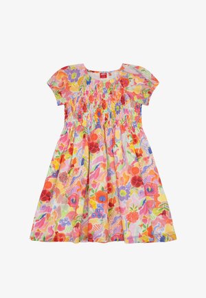 Gerimpelde bloemenjurk met korte pofmouwen, een ronde halslijn en een kleurrijk patroon van verschillende bloemen op een lichte achtergrond.