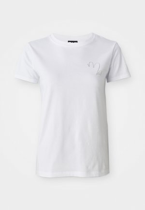 Witte katoenen T-shirt met een ronde hals en korte mouwen, met een klein, subtiel geborduurd ontwerp op de linkerkant van de borst.