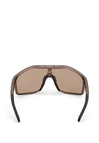 Gafas de sol con lentes grandes tintadas en marrón, montura angular de plástico y varillas negras con textura. Sin logo visible ni otros adornos.