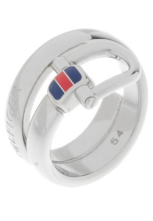 Silberner Metallring mit Schnallendesign, verziert mit Emaille in Rot, Weiß und Blau und eingraviertem Markennamen "Tommy Hilfiger".