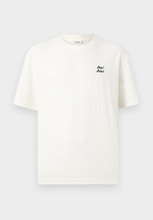 T-shirt blanc à manches courtes et col rond avec petit logo "Joop! Jeans" en noir sur le haut gauche de la poitrine.