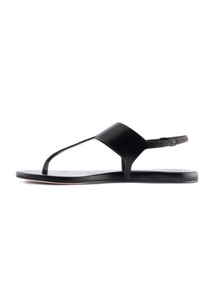 Schwarze Zehensandalen mit einem glatten Lederoberteil, verstellbarem Knöchelriemen, breitem Vorderfußband und flacher Gummisohle.
