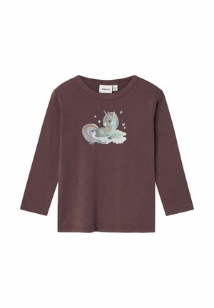 T-shirt à manches longues, bourgogne, fabriqué en tissu doux, mettant en avant un graphique de licorne en dessin animé se prélassant sur des nuages avec des cœurs et des étoiles.