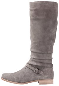 Bota de ante hasta la rodilla en gris, con un diseño holgado, un tacón plano de madera y una correa decorativa con un acento de hebilla.